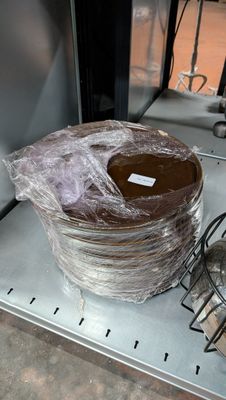 un gâteau emballé dans du film plastique posé sur la cuisinière