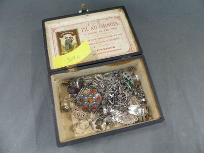 une boîte contenant tout un tas d'objets en argent