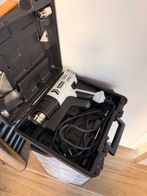 une boîte à outils avec des outils à l'intérieur sur le sol