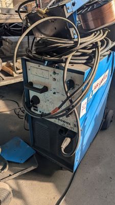 une machine à souder posée par terre