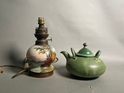 deux vases placés l'un à côté de l'autre sur une table