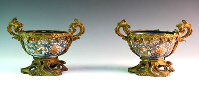 deux vases posés côte à côte sur une table