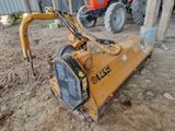 une photo représentant un tracteur et un bulldozer sur un terrain en terre battue