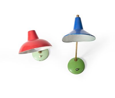 deux lampes colorées posées sur une surface blanche, l'une rouge et l'autre verte