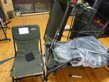 une chaise et une chaise qui se trouvent dans une pièce