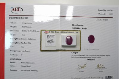 Un rubis, cabochon ovale, d'un poids de 16,34 cts, provenanc…