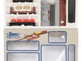 une boîte contenant un train sur une surface blanche