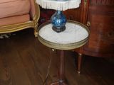 une table sur laquelle se trouve une lampe, dans un salon
