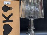 la lampe se trouve à côté d'une boîte sur laquelle est posée une lampe
