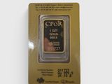 un lingot d'or dans son emballage, posé sur une surface blanche