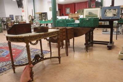 une pièce remplie de meubles anciens