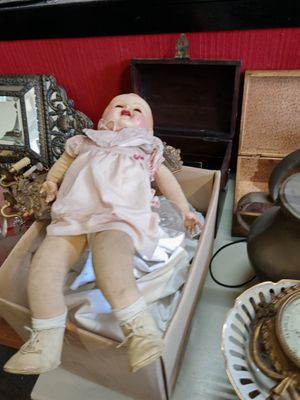 une poupée posée dans une boîte sur une table