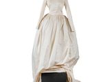 image d'une robe sur un mannequin sur fond blanc