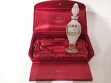 un étui rouge contenant un flacon de parfum