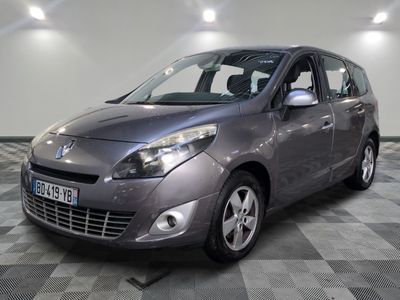 la photo d'une voiture grise garée dans une salle d'exposition