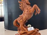 une statue représentant un cheval avec un crâne sur le dos
