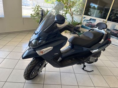 un scooter garé dans un showroom