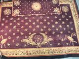un tapis violet orné d'oiseaux et de fleurs
