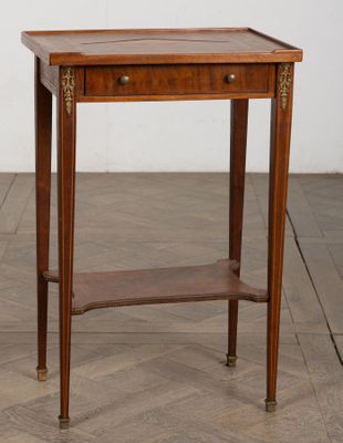 Petite table de salon en marqueterie.