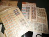 de nombreux types de timbres sur la table