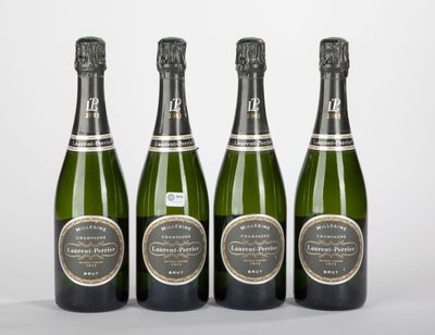 trois bouteilles de champagne posées côte à côte sur une table