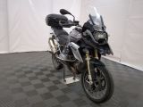 une moto qui est garée dans une pièce dont le sol est en damier