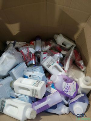 une boîte en carton remplie de divers articles pour bébés