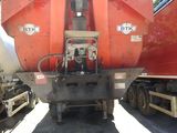 un camion rouge et blanc garé à côté d'un camion rouge et blanc