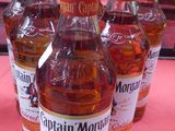 six bouteilles de rhum Captain Morgan posées sur une table