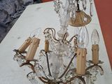 un lustre posé sur une table dans une pièce