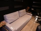 une photo d'un salon avec un canapé et un fauteuil