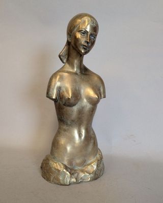 une statue de femme assise sur une table