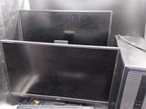 un bureau d'ordinateur équipé d'un écran, d'un clavier et d'une souris