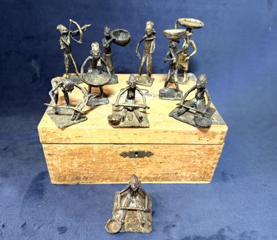 une petite boîte en bois sur laquelle sont disposées plusieurs figurines