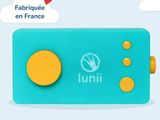 une radio bleue et jaune avec un cœur rouge en arrière-plan