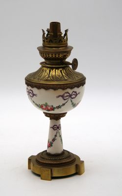 un vase blanc et doré orné de fleurs