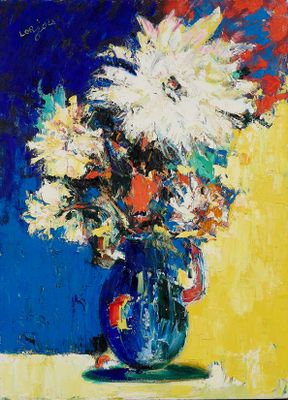 une peinture de fleurs dans un vase bleu sur une table