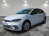 une Volkswagen Golf blanche dans une pièce au sol à carreaux