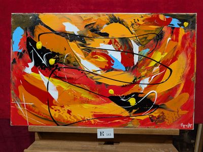 un tableau posé sur un chevalet, avec un fond rouge