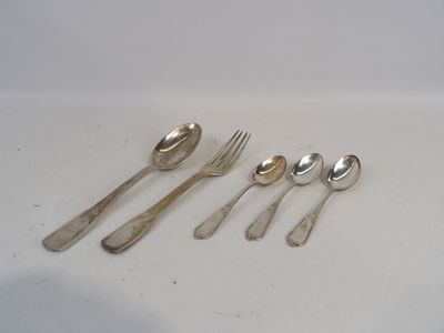 quatre cuillères et une fourchette posées sur une table