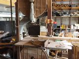 une pièce où l'on trouve beaucoup de bois et divers outils