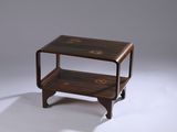 une petite table en bois sur laquelle se trouvent deux étagères