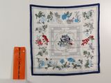 une photo d'une tenture murale ornée d'un motif floral bleu et blanc