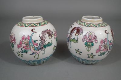 Paire de petits vases globulaires en porcelaine à décor styl…