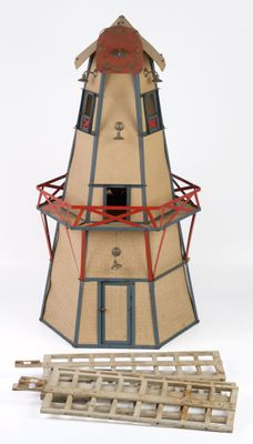 une petite maquette en bois représentant un phare au toit rouge