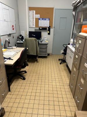 une photo d'un bureau avec de nombreux classeurs