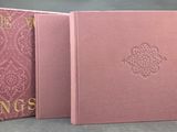 un gros plan sur deux livres roses posés sur une table
