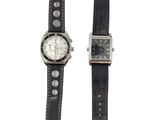 une paire de bracelets de montre en cuir noir avec des boucles argentées, sur fond blanc