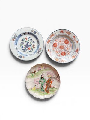 trois assiettes à motifs différents posées sur une surface blanche