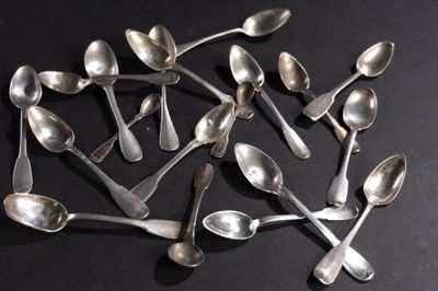 beaucoup de cuillères disposées en cercle sur une table